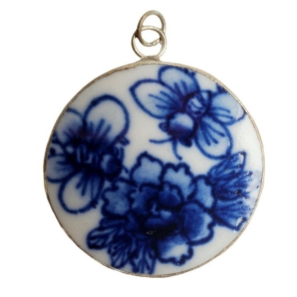 Vintage Blue & White Porcelain Floral Bumblebee Pendant Pottery Shard Jewelry‎